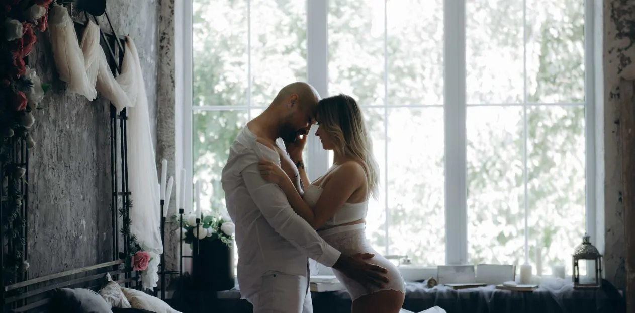 El esposo y la esposa están de pie en la cama y pasando tiempo de calidad juntos.