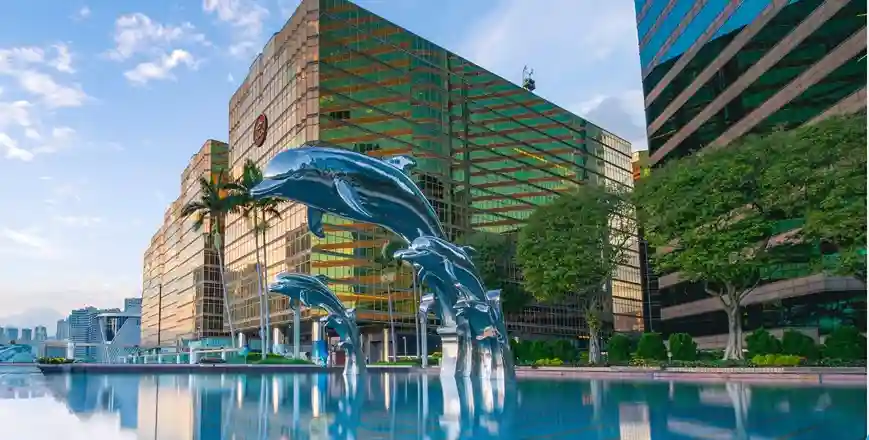 Piscina con vista a delfines y hoteles img