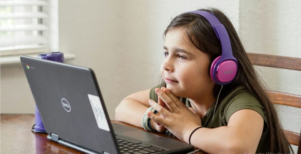 Una adolescente está estudiando en línea.